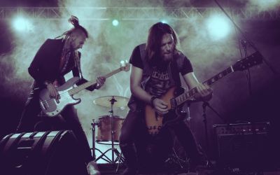 Guitar Lick vs Riff: Lead guitarists have many different ways to incorporate a variety of licks into their playing.