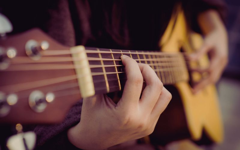 Left vs Right Handed Guitar: Left-Handed Acoustic Guitars
