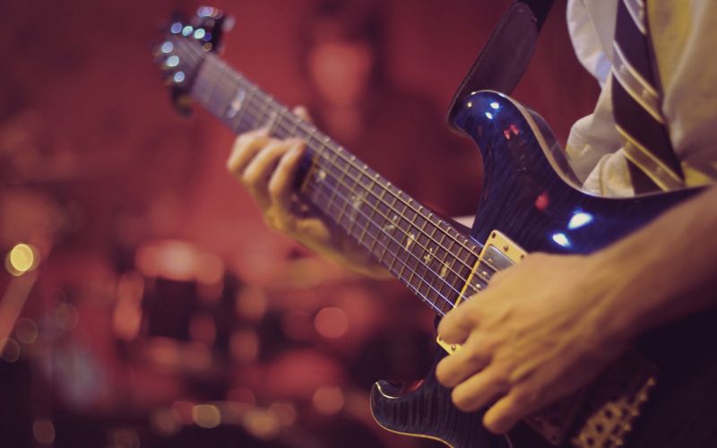 Left vs Right Handed Guitar: What Is The Difference?
